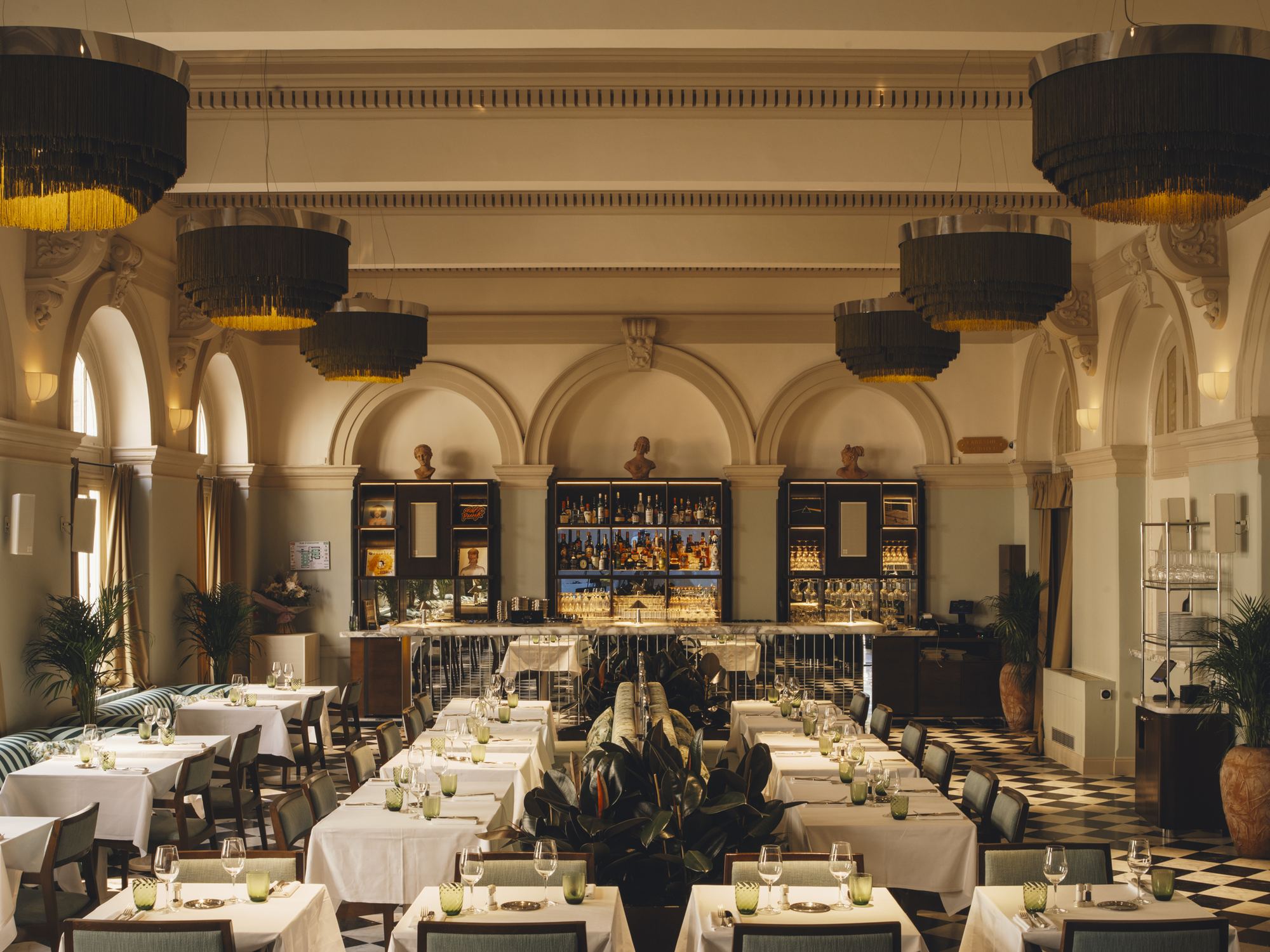 La grande salle du Grand Café Napoléon, ses lustres et ses arches
